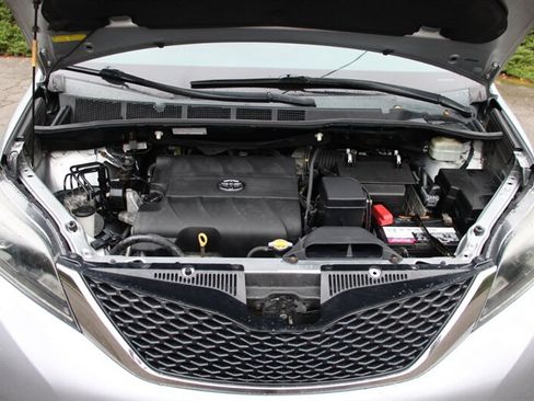 Used 2015 Toyota Sienna SE w/ SE Preferred Package FWD image 22