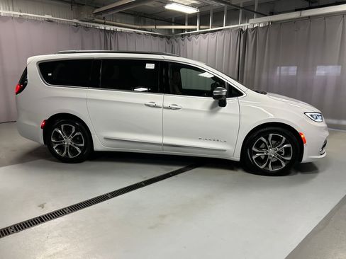 New 2026 Chrysler Pacifica Pinnacle image 8
