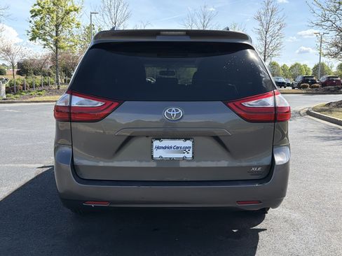 Used 2017 Toyota Sienna XLE FWD image 8