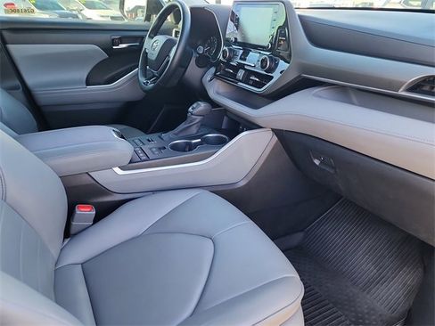 Used 2020 Toyota Highlander XLE image 18
