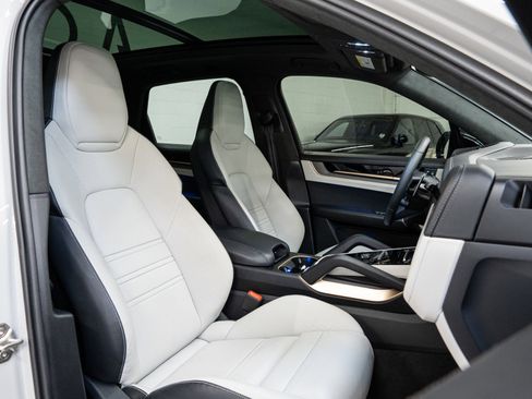 Used 2025 Porsche Cayenne GTS AWD/4WD image 28