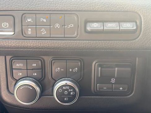 Used 2021 GMC Yukon XL Denali w/ Denali Premium Package AWD/4WD image 19