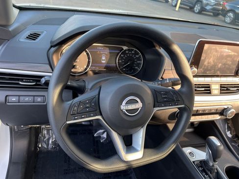 Used 2025 Nissan Altima 2.5 SV image 27