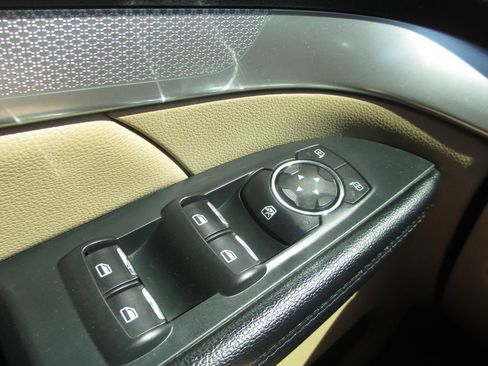 Used 2017 Ford Explorer XLT w/ Equipment Group 202A AWD/4WD image 27