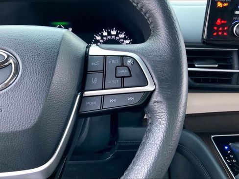 Used 2024 Toyota Sienna XLE FWD image 24