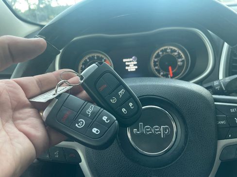 Used 2017 Jeep Cherokee Overland FWD image 19