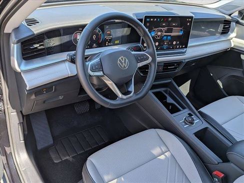 Used 2025 Volkswagen Tiguan SE AWD/4WD image 10
