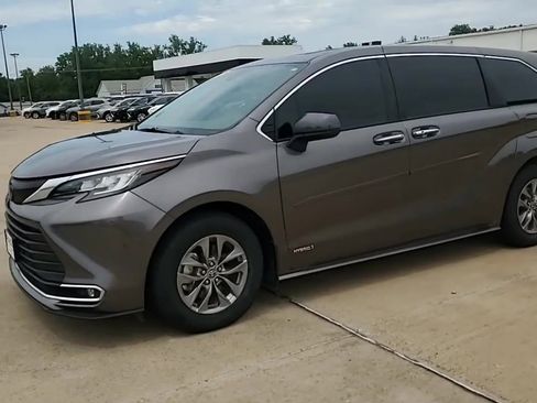 Used 2021 Toyota Sienna XLE AWD/4WD image 4