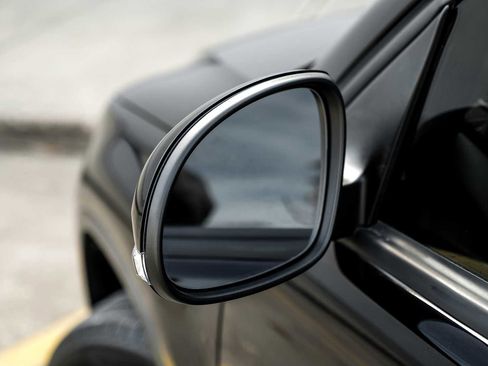 Used 2017 Volkswagen Tiguan S image 38