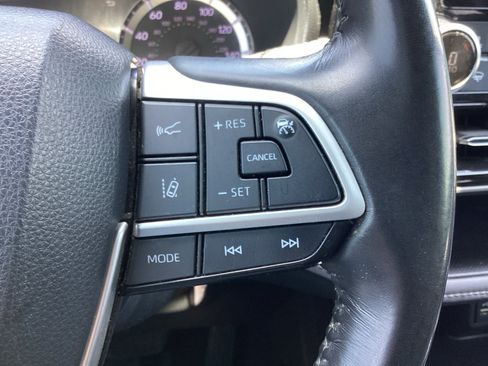 Used 2023 Toyota Highlander LE FWD image 5