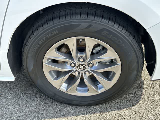 Used 2025 Toyota Sienna LE AWD/4WD image 5
