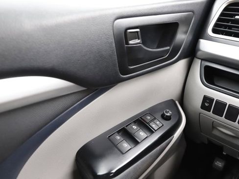 Used 2016 Toyota Highlander LE image 23
