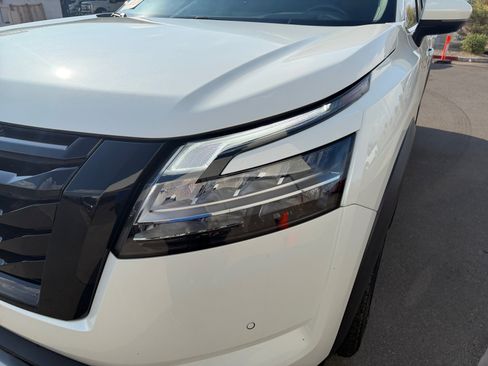 Used 2024 Nissan Pathfinder Platinum FWD image 9