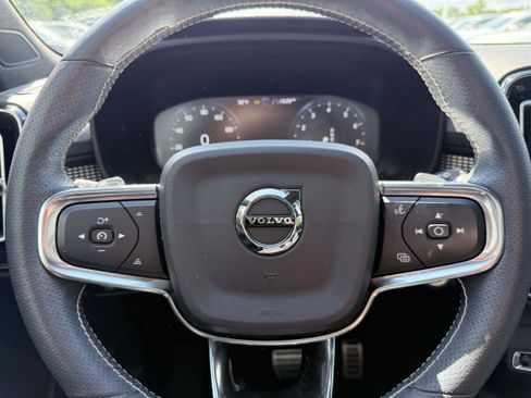 Used 2019 Volvo XC40 T4 R-Design FWD image 17