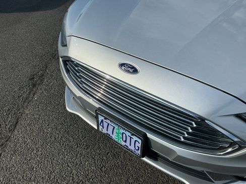 Used 2017 Ford Fusion SE w/ Equipment Group 201A FWD image 4