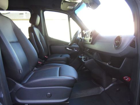 Used 2022 Mercedes-Benz Sprinter 2500 image 14
