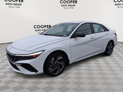 New 2025 Hyundai Elantra SEL image 3