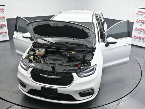 Used 2023 Chrysler Pacifica Touring-L FWD image 40
