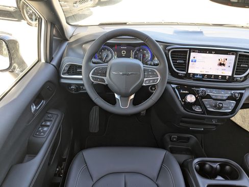 New 2026 Chrysler Pacifica Select image 15