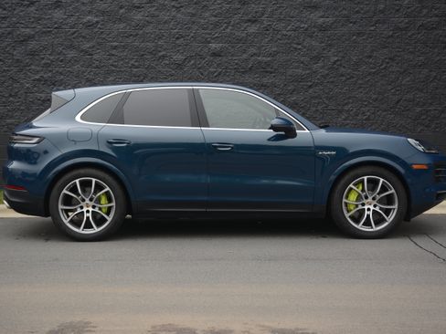 Certified 2025 Porsche Cayenne S AWD/4WD image 8