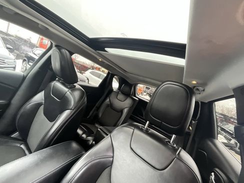 Used 2019 Jeep Cherokee Latitude Plus w/ Comfort/Convenience Group image 12