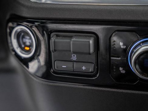 Used 2025 GMC Sierra 1500 SLT image 25