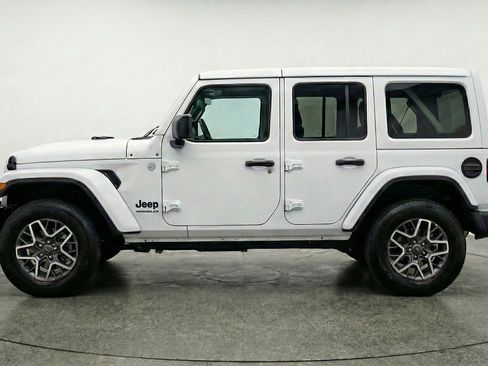 Used 2025 Jeep Wrangler Sahara AWD/4WD image 5