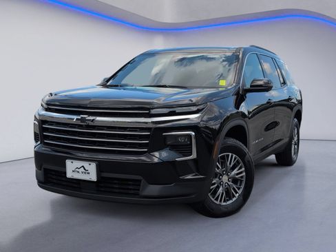 Used 2024 Chevrolet Traverse LT FWD image 2