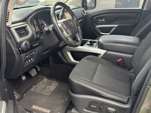 Used 2018 Nissan Titan SV w/ SV Convenience Package AWD/4WD image 11