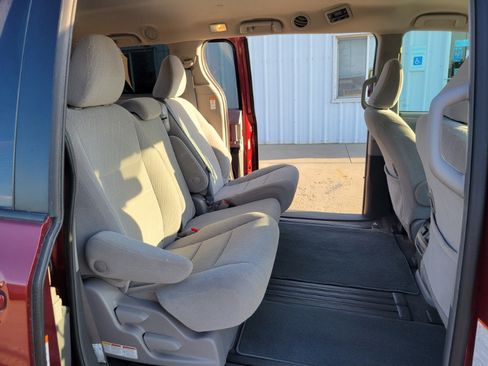 Used 2018 Toyota Sienna LE w/ Carpet Mat Package FWD image 23