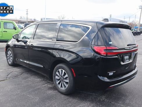 Used 2024 Chrysler Pacifica Select image 23