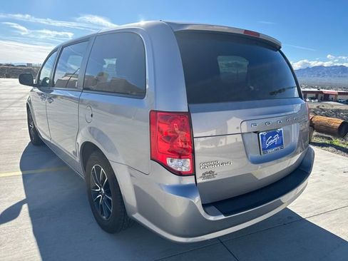 Used 2018 Dodge Grand Caravan SE image 3