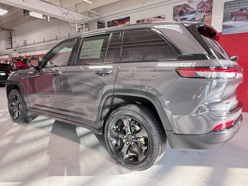 Used 2023 Jeep Grand Cherokee Limited w/ Luxury Tech Group II AWD/4WD image 3