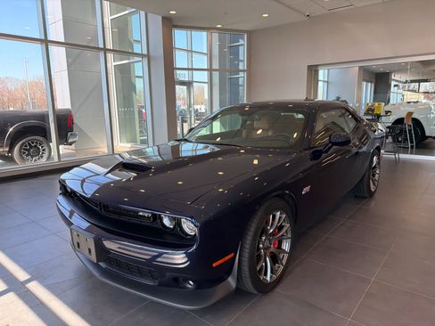 Used 2015 Dodge Challenger SRT image 9
