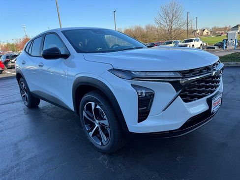 New 2026 Chevrolet Trax RS FWD image 2