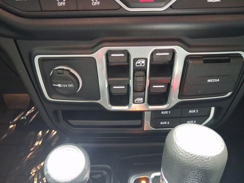 Used 2023 Jeep Wrangler Unlimited Sahara w/ LED Lighting Group AWD/4WD image 18