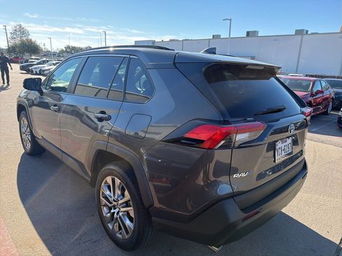 Used 2020 Toyota RAV4 XLE Premium image 4
