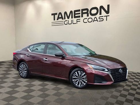 Used 2024 Nissan Altima 2.5 SV FWD image 1