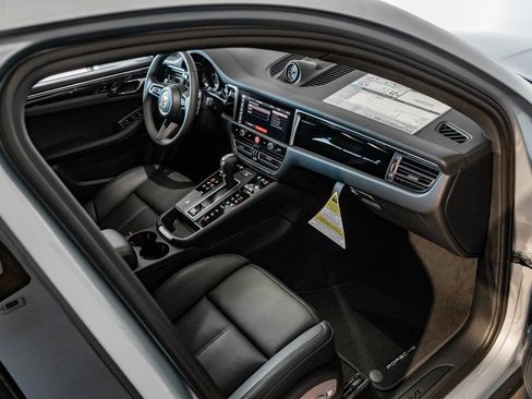 Used 2025 Porsche Macan image 31