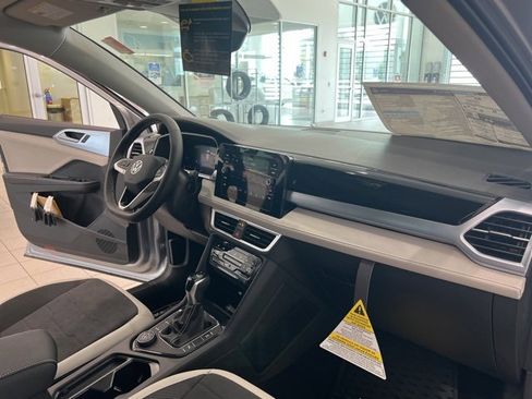 New 2025 Volkswagen Taos SE image 24