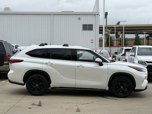 Used 2021 Toyota Highlander LE FWD image 3