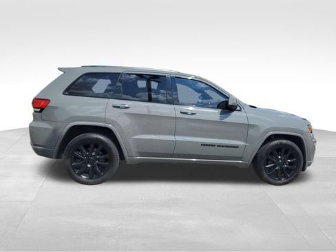Used 2020 Jeep Grand Cherokee Altitude RWD image 3