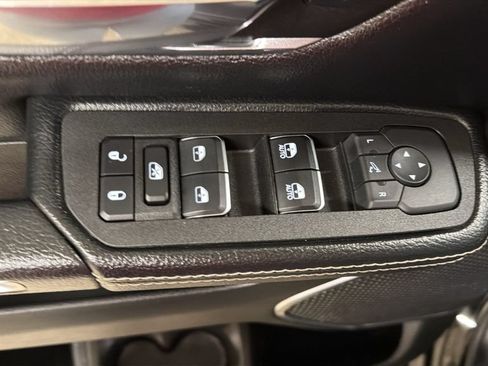 Used 2025 RAM 1500 Laramie AWD/4WD image 15