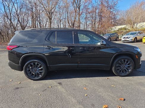 Used 2023 Chevrolet Traverse RS image 2