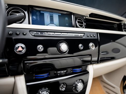 Used 2013 Rolls-Royce Phantom Drophead Coupe RWD image 51