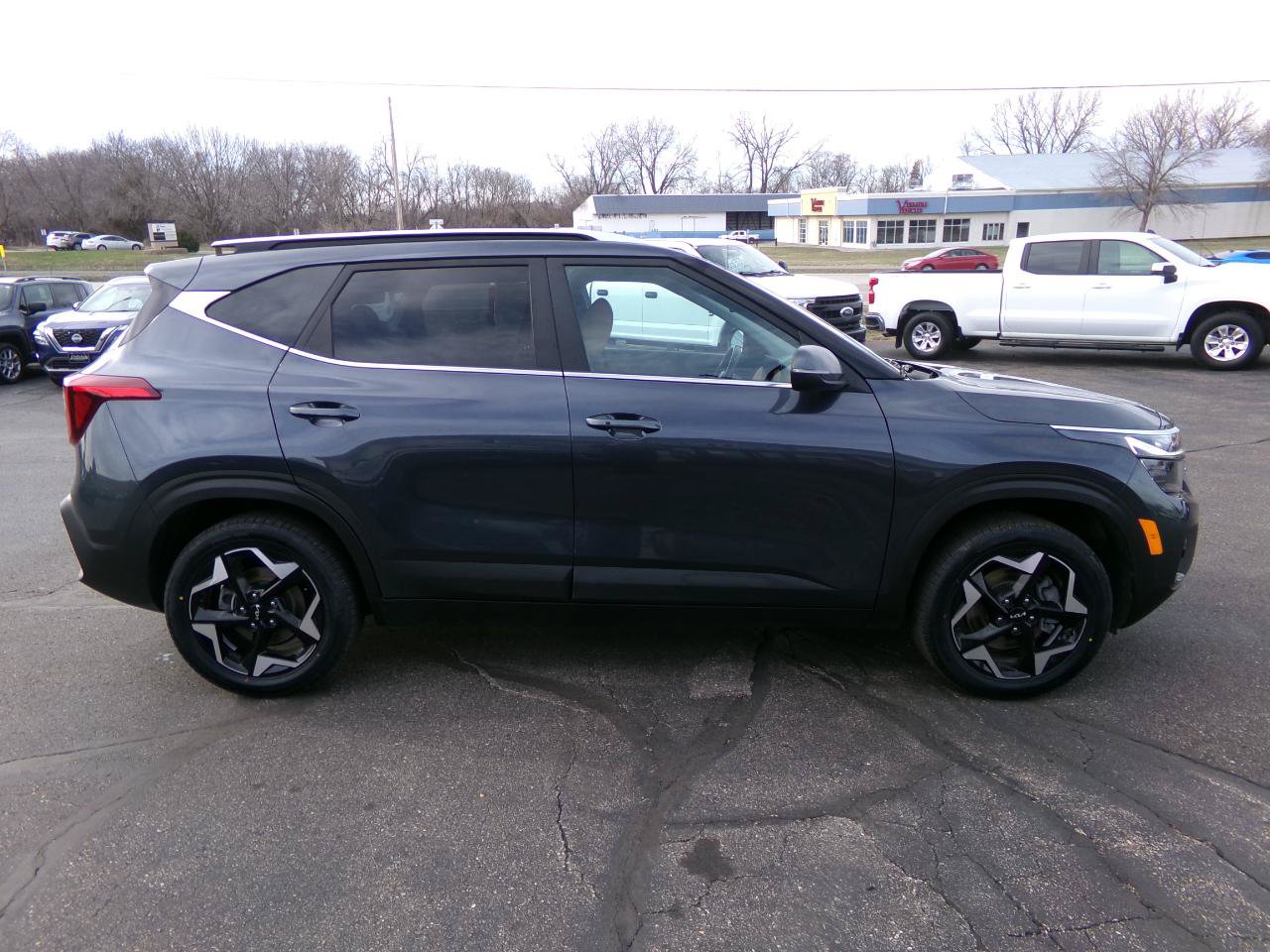 Used 2024 Kia Seltos EX AWD/4WD image 2