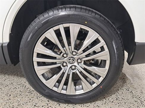 Used 2022 Toyota Venza XLE image 8