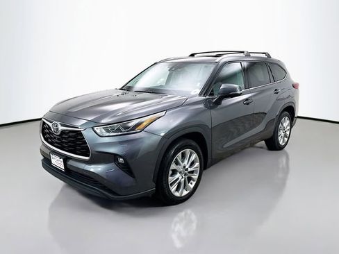 Used 2023 Toyota Highlander Limited image 3