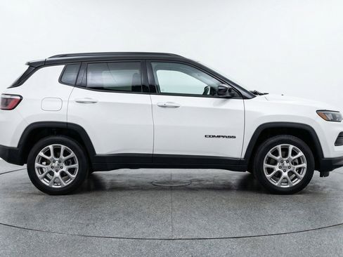 Used 2025 Jeep Compass Limited image 11