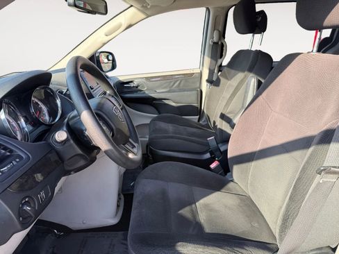 Used 2018 Dodge Grand Caravan SE w/ UConnect Hands-Free Group image 9